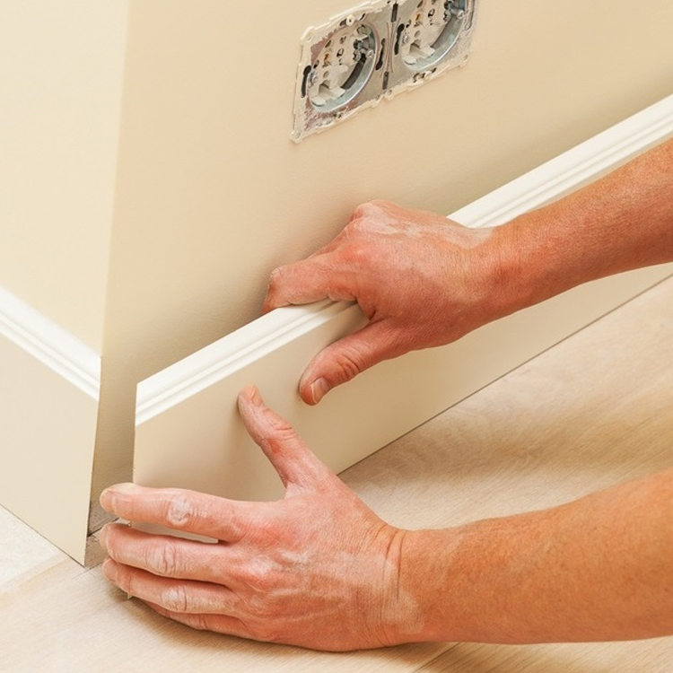 Монтаж полиуретанового плинтуса